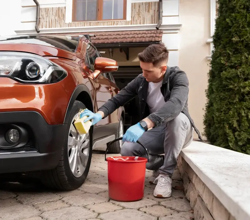 Lavage auto à domicile Talmont-Saint-Hilaire : professionnel intervenant sur un véhicule